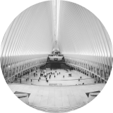 Большой хол с людьми