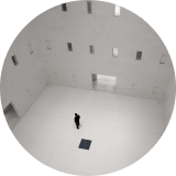 Человек в пустой комнате с множеством окон